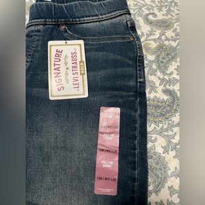 Pull on Levi skinny jeans